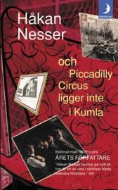 Håkan Nesser: Och Piccadilly Circus ligger inte i Kumla (Paperback, Swedish language, 2003, MånPocket)