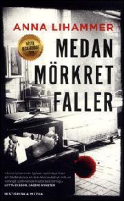 Anna Lihammer: Medan mörkret faller (Hardcover, Swedish language, 2015, Historiska media)